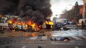 रूस का यूक्रेन के सूमी शहर पर Ballistic मिसाइल ह/म/ला: 21 की मौ/त, सड़क पर पड़े मिले शव; लगातार दूसरे दिन जारी हवाई हमले।