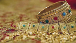 Gold Update: सोने-चांदी की कीमतों में बड़ी गिरावट: 10 ग्राम सोना ₹95,669 और चांदी ₹97,513 प्रति किलो पहुंची।