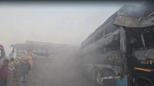 यमुना एक्सप्रेसवे हादसा: 8 बसें और 3 कारें टकराईं, भाजपा नेता सहित 13 की मौत; DNA से होगी पहचान