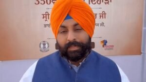 मानसा में शिक्षा मंत्री Bains ने बच्चों से मांगी माफी:टीनशेड के नीचे पढ़ाई करते मिले बच्चे, बोले- अगले महीने से मिलेगी नई बिल्डिंग