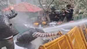 Punjab News: पंजाब में AAP का कांग्रेस के खिलाफ जमकर प्रदर्शन, पुलिस ने चलाया वाटर कैनन