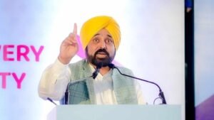 पंजाब में सियासी घमासान: मुलाकाती ही जज बन जाएं… डेरा ब्यास प्रमुख और मजीठिया की मुलाकात पर CM का तंज