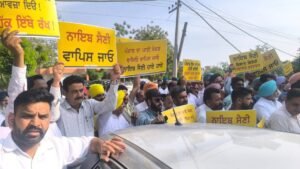 समाना में Saini को दिखाए गए काले झंडे, आप ने ”Go Back” के नारों के साथ किया ज़ोरदार प्रदर्शन