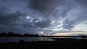 कड़कती गर्मी से राहत! बारिश और तेज हवाओं से तापमान 6 डिग्री गिरा, पंजाब में ऑरेंज अलर्ट