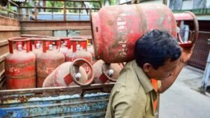 1 जून से महंगा हुआ कमर्शियल LPG सिलेंडर, कारोबारियों को लगा महंगाई का झटका